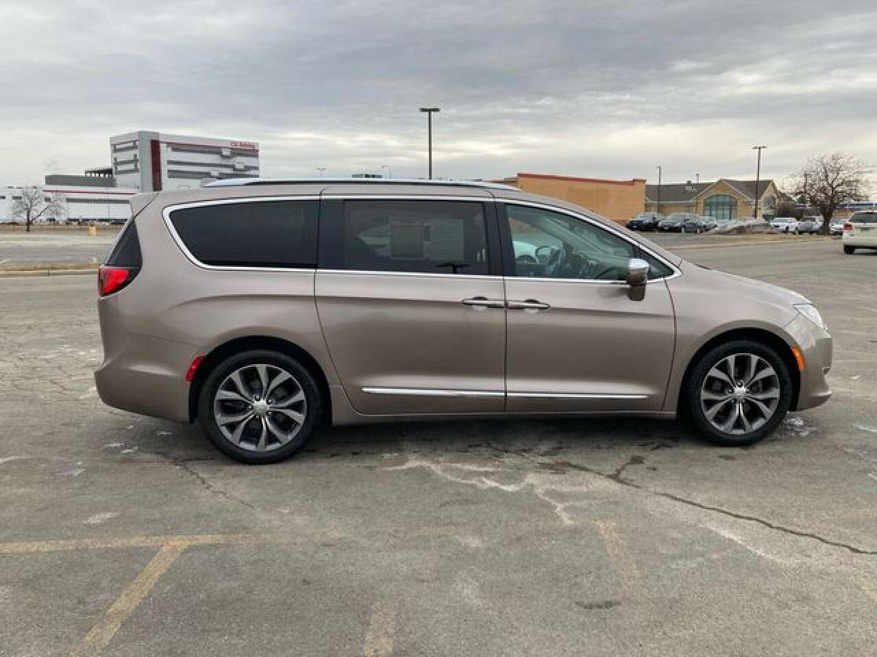 2017 CHRYSLER PACIFICA LIMITED