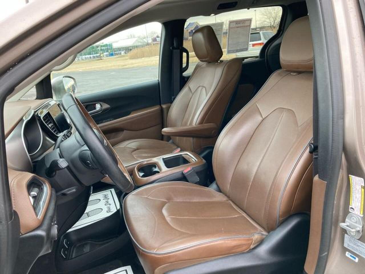 CHRYSLER PACIFICA 2017 — 11