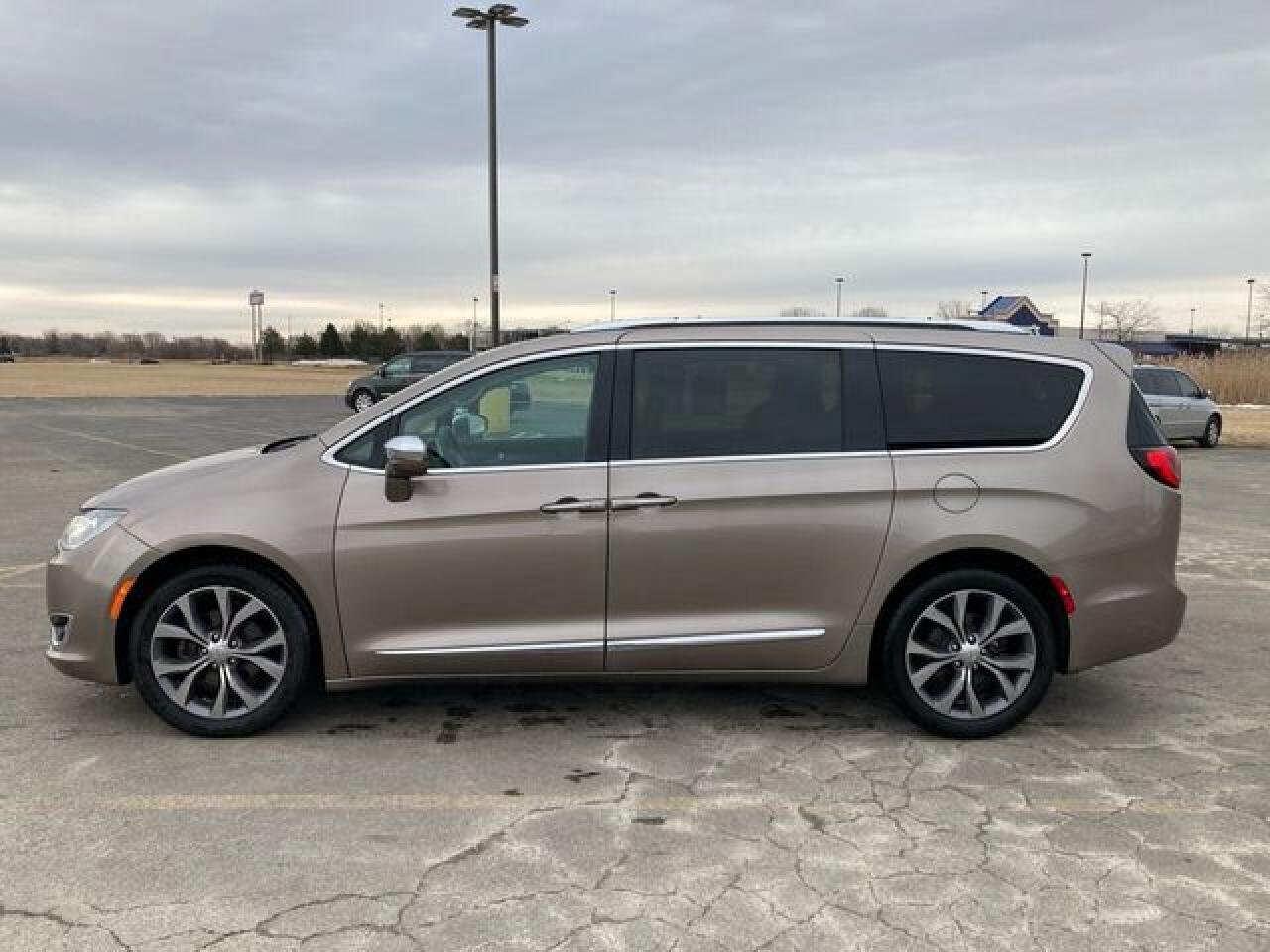 CHRYSLER PACIFICA 2017 — 4