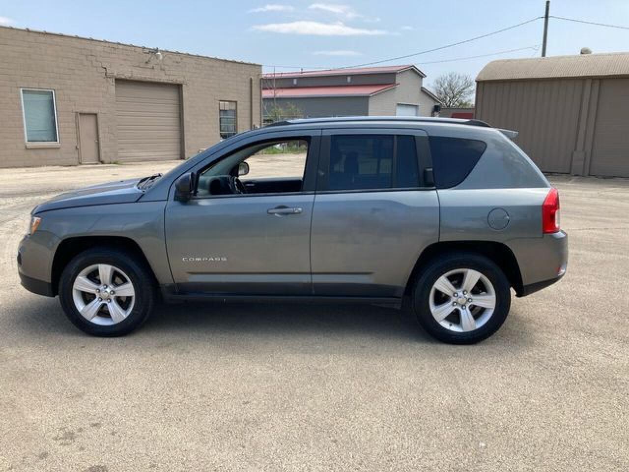JEEP COMPASS 2011 — 9