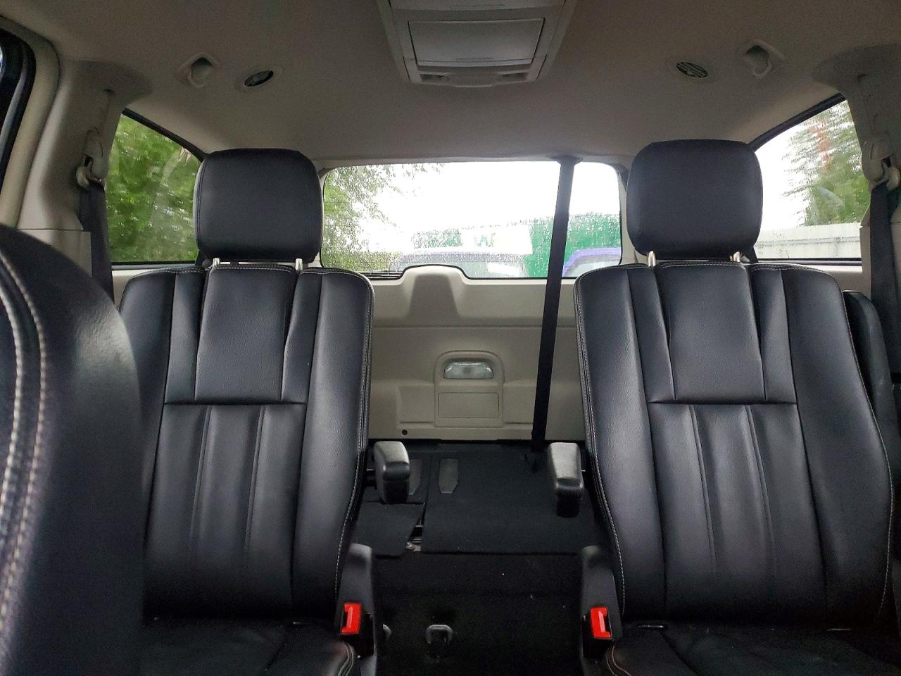 CHRYSLER TOWN & COUNTRY 2016 — 11