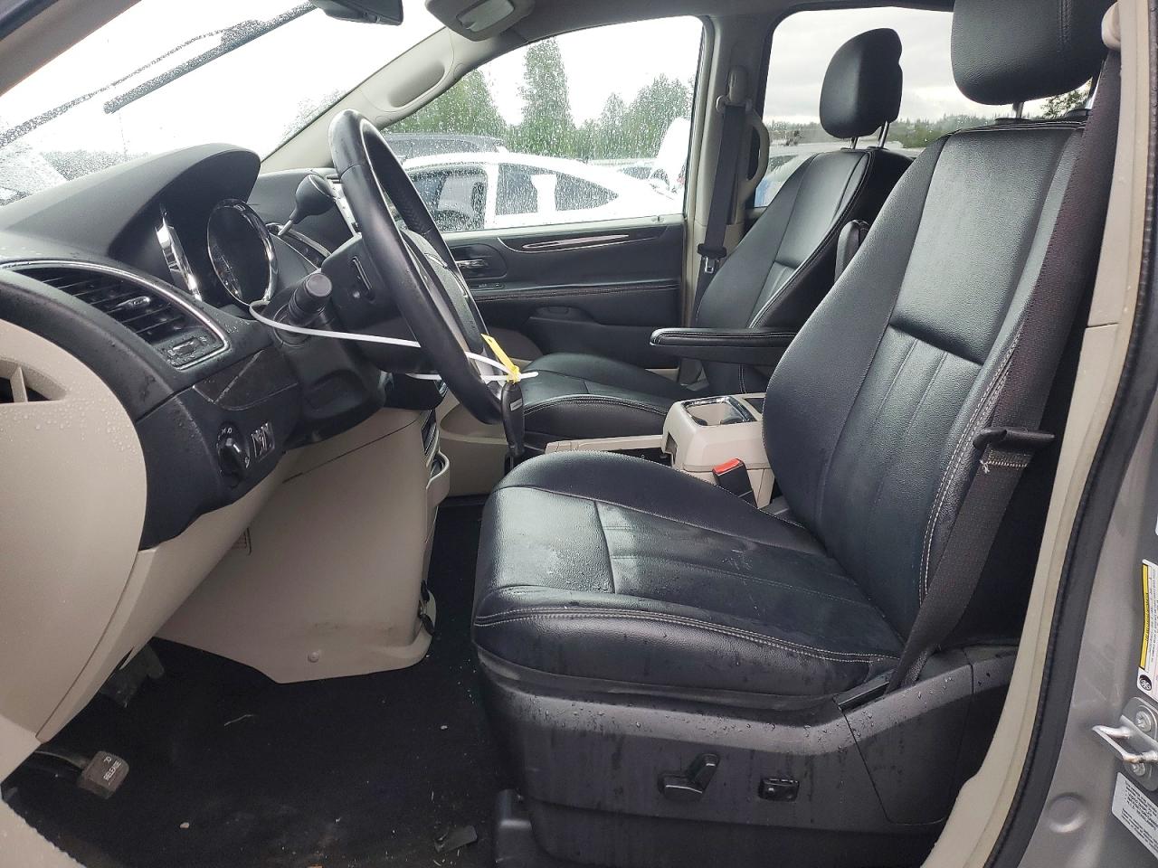 CHRYSLER TOWN & COUNTRY 2016 — 8