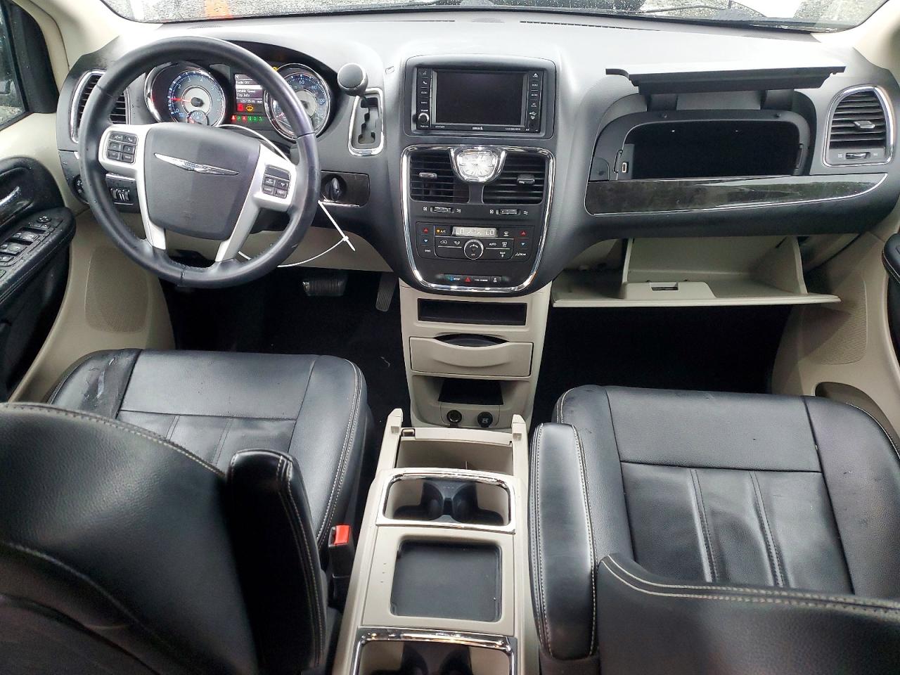 CHRYSLER TOWN & COUNTRY 2016 — 9