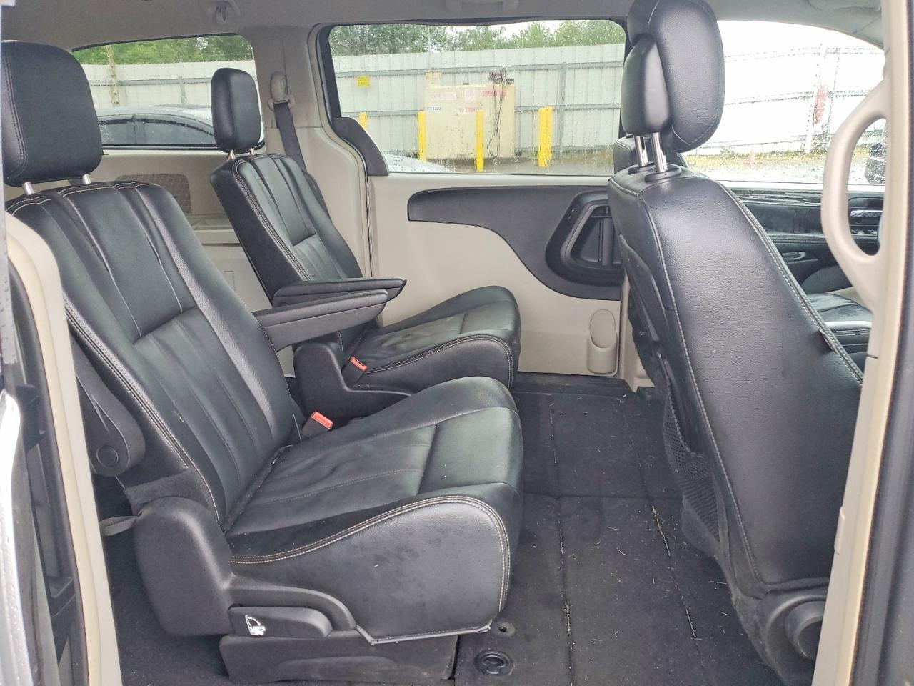 CHRYSLER TOWN & COUNTRY 2016 — 12
