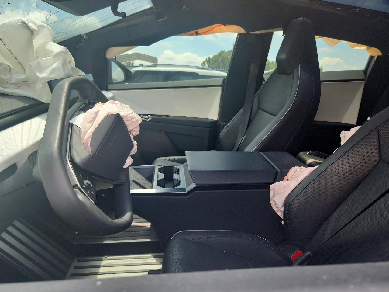 TESLA CYBERTRUCK 2024 — 8