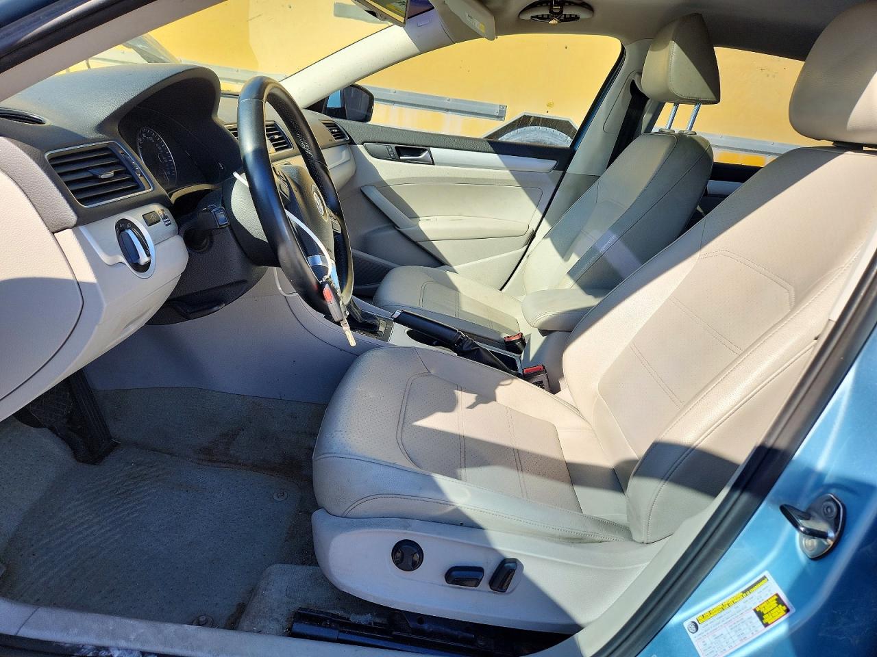 VOLKSWAGEN PASSAT 2013 — 8
