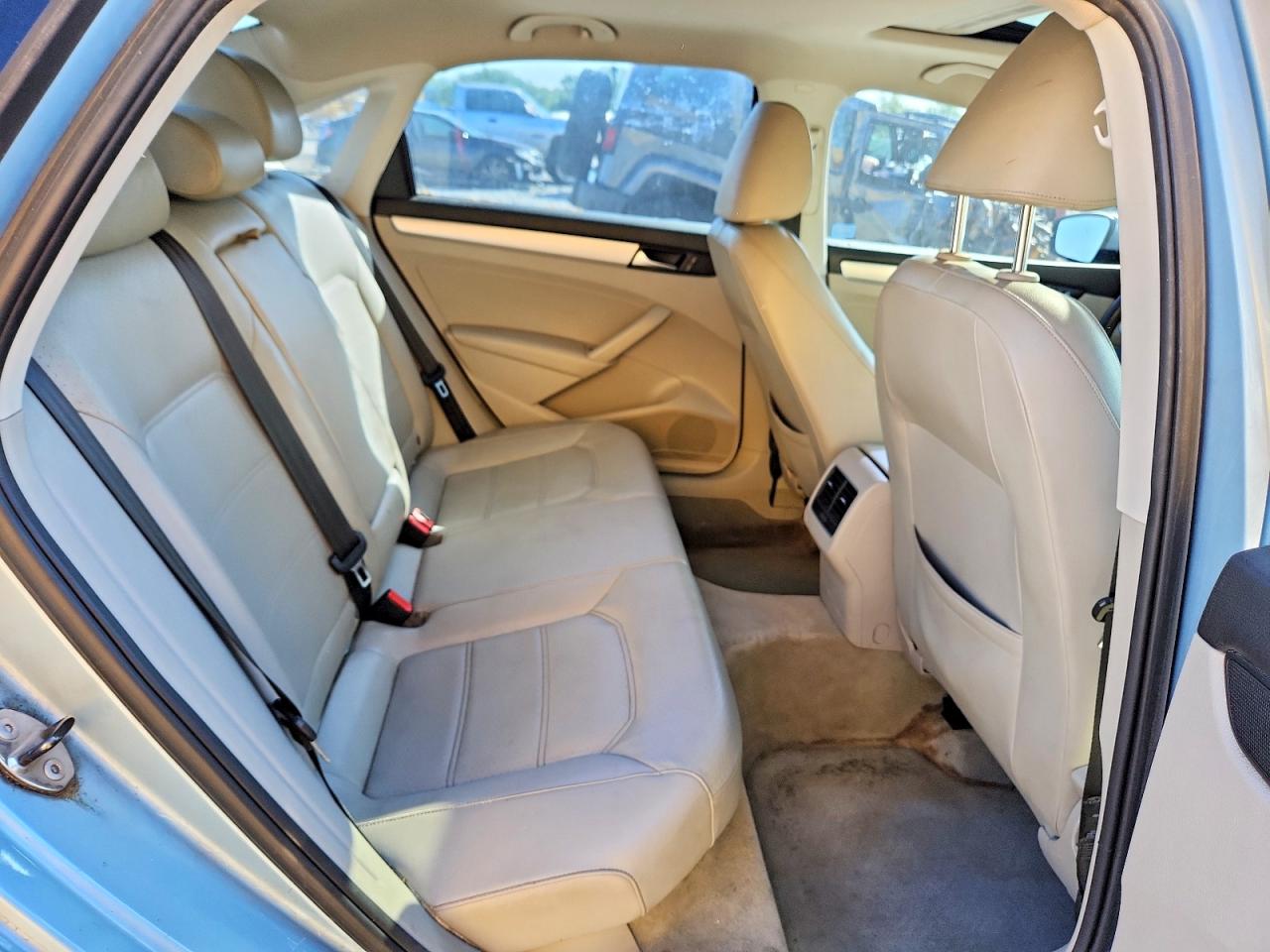 VOLKSWAGEN PASSAT 2013 — 11
