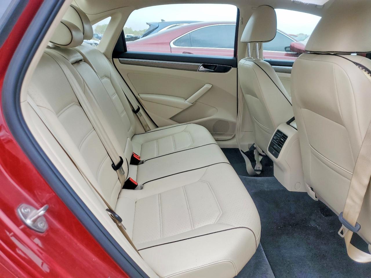 VOLKSWAGEN PASSAT 2018 — 11