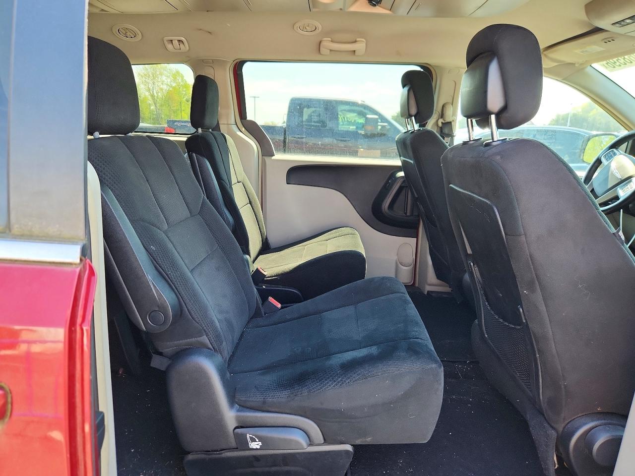 CHRYSLER TOWN & COUNTRY 2012 — 12