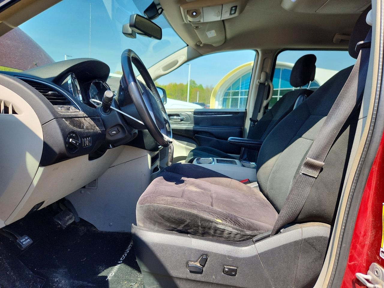 CHRYSLER TOWN & COUNTRY 2012 — 8