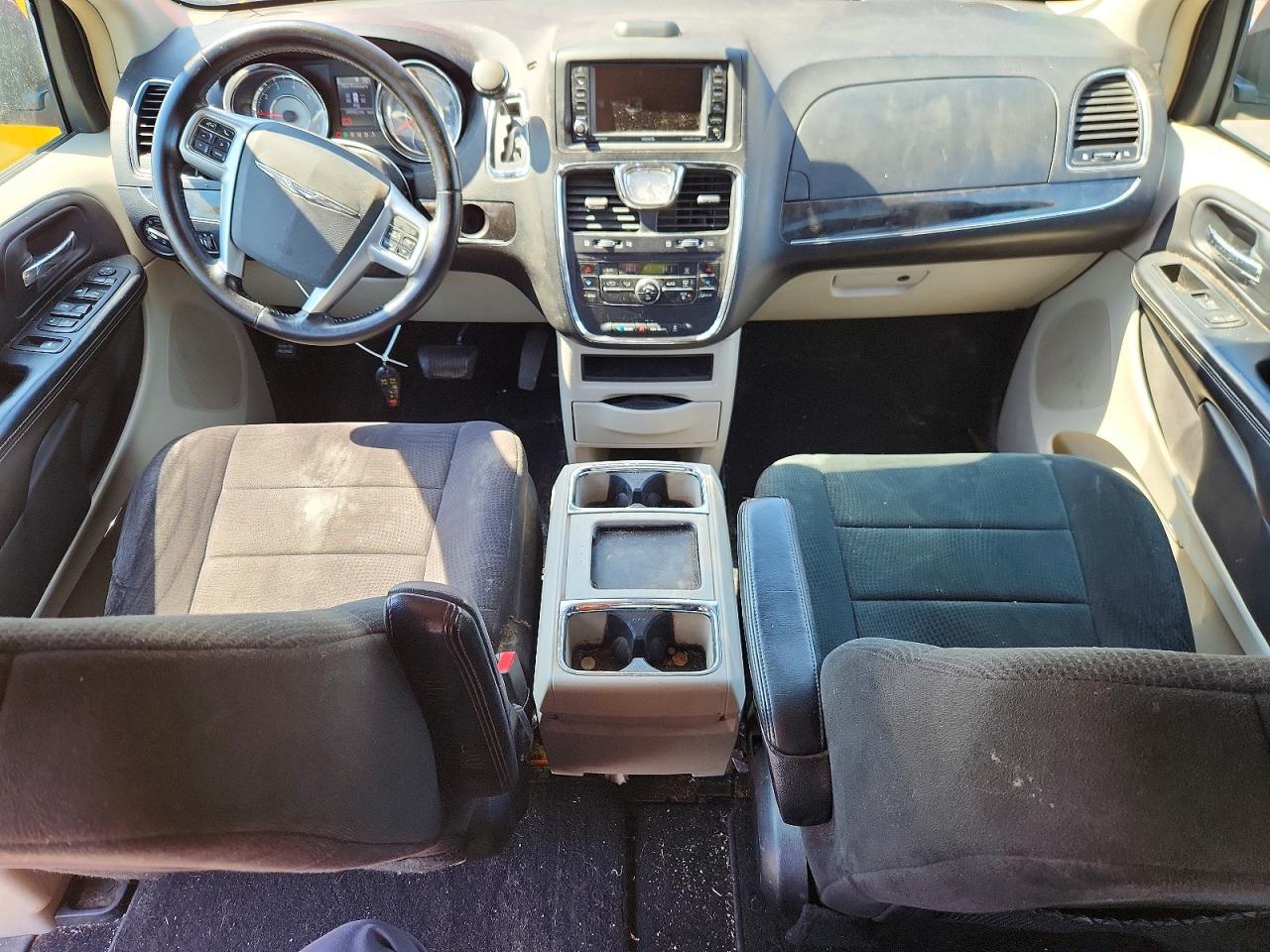 CHRYSLER TOWN & COUNTRY 2012 — 9