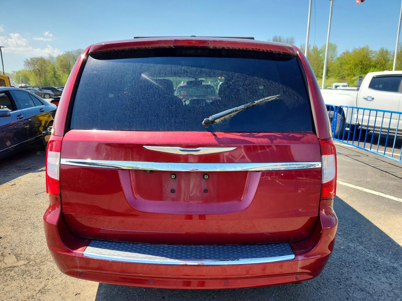 CHRYSLER TOWN & COUNTRY 2012 — 7