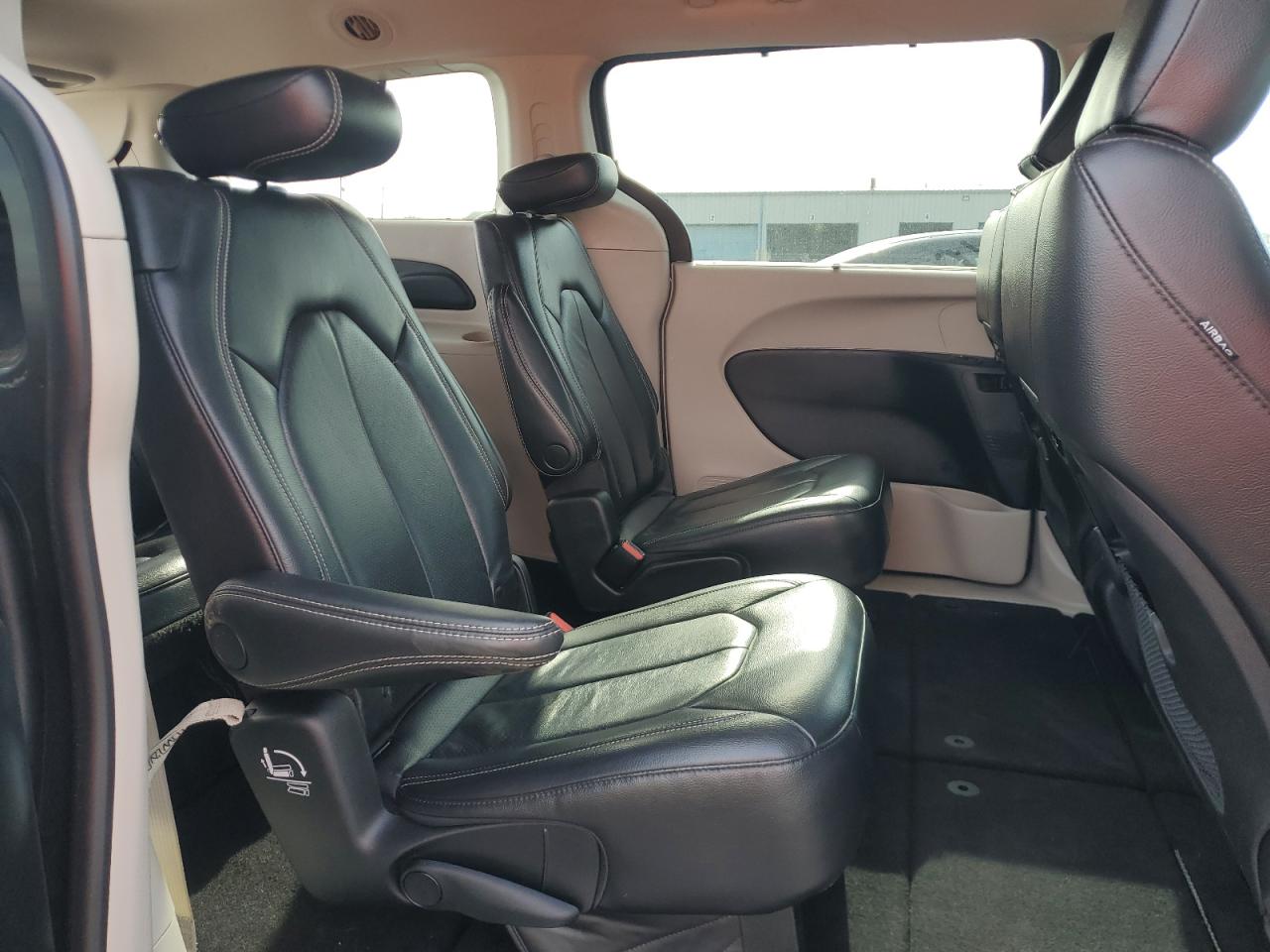 CHRYSLER PACIFICA 2022 — 12