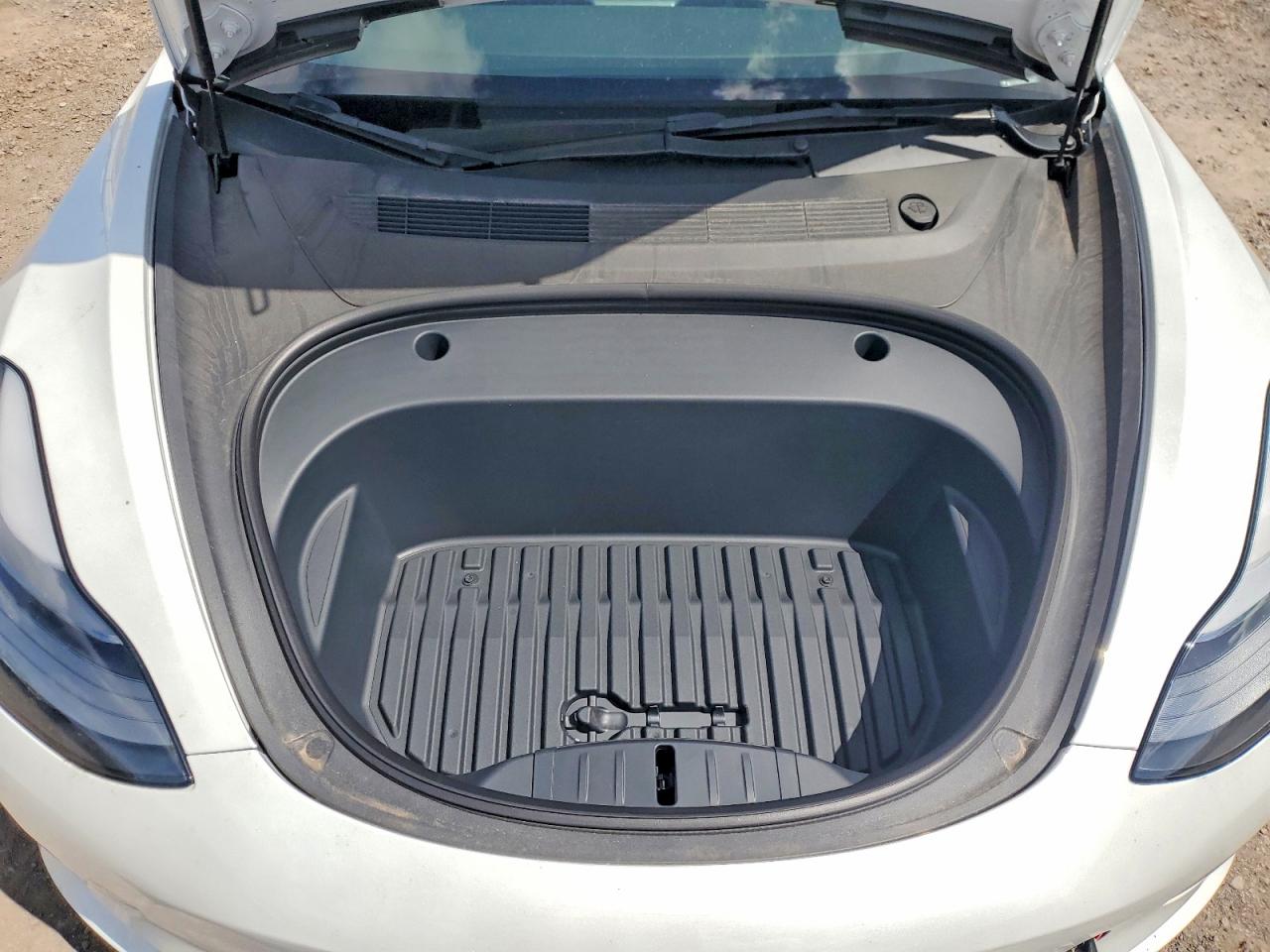 TESLA MODEL 3 2023 — 12