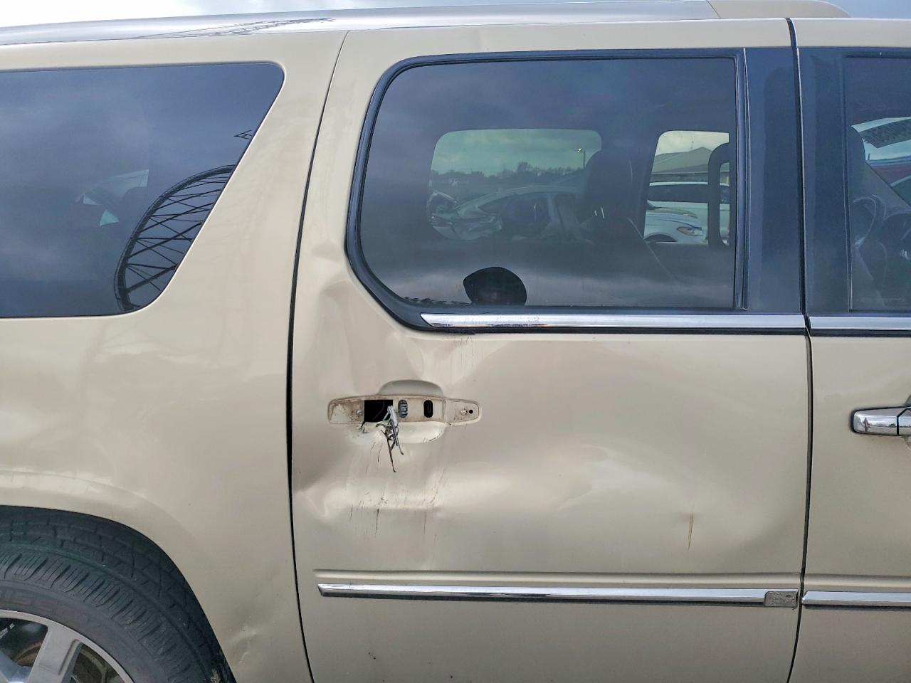 CADILLAC ESCALADE 2011 — 12