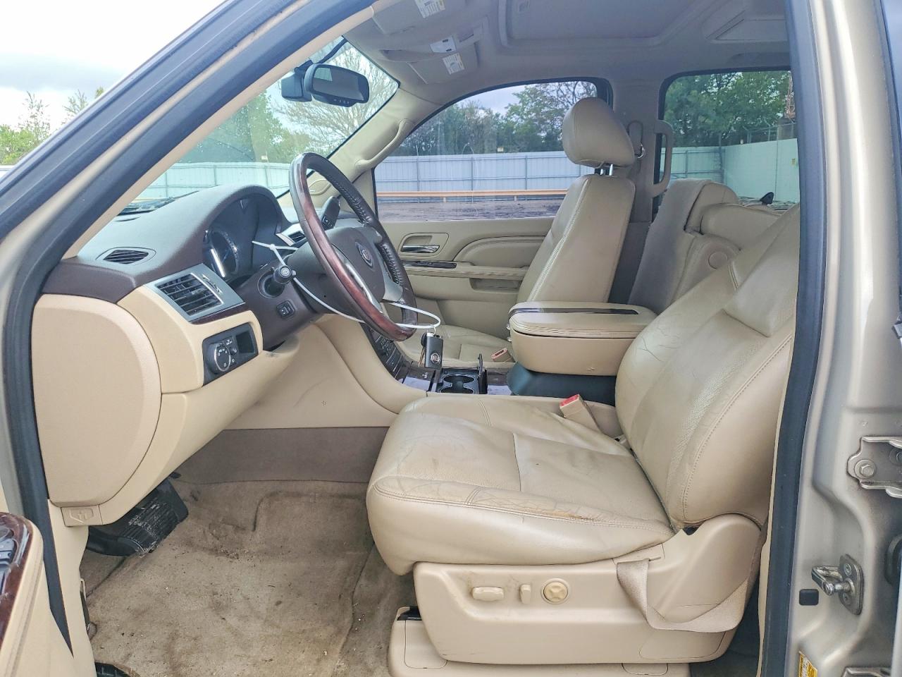CADILLAC ESCALADE 2011 — 8