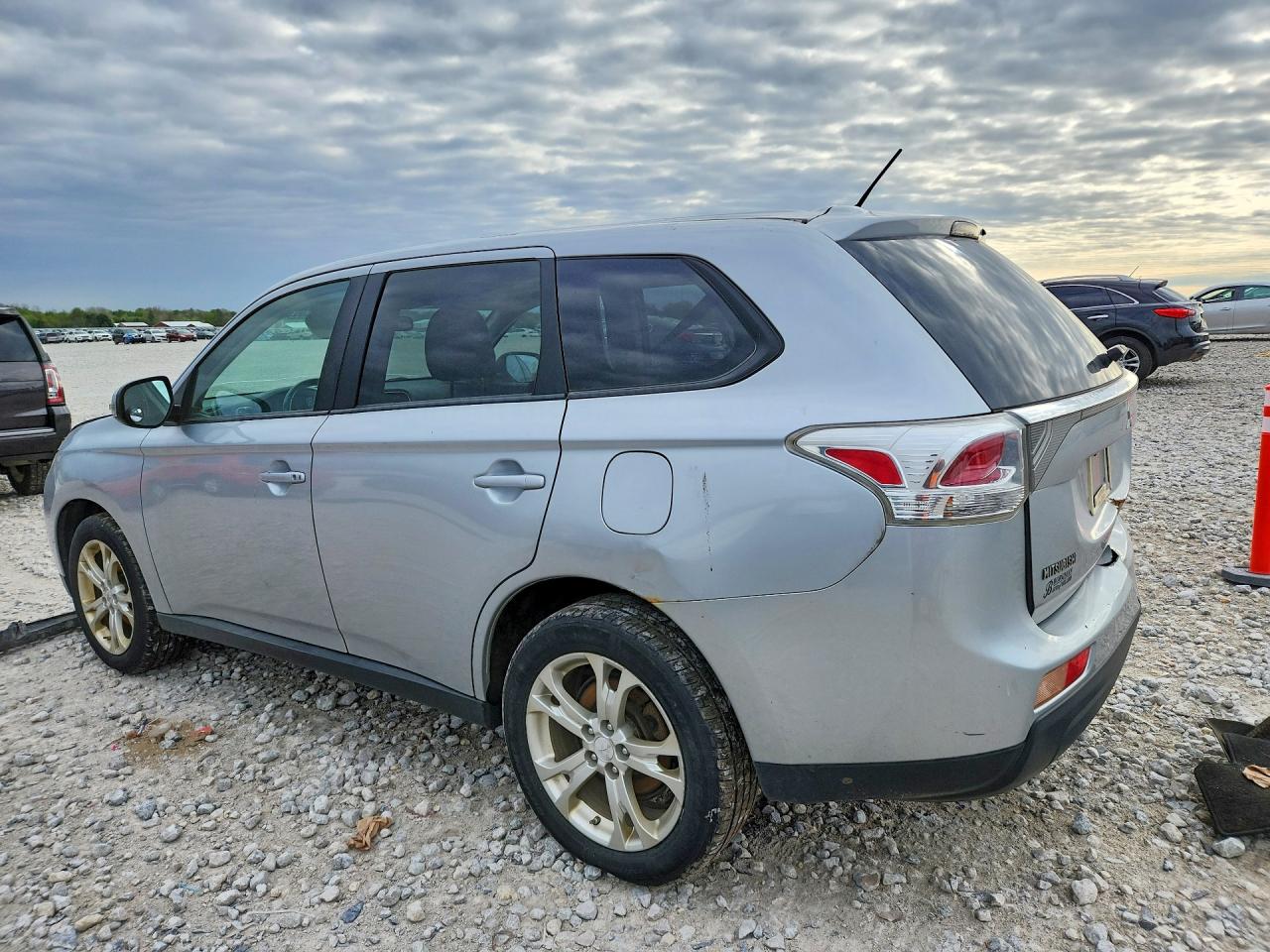 MITSUBISHI OUTLANDER 2014 — 3