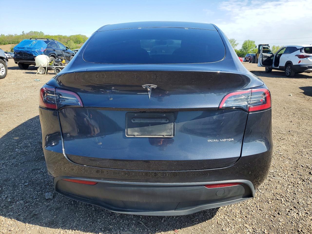 TESLA MODEL Y 2024 — 7