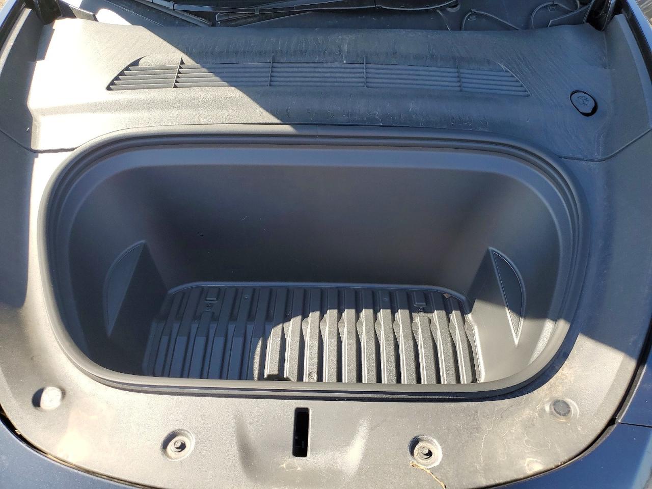 TESLA MODEL Y 2024 — 13