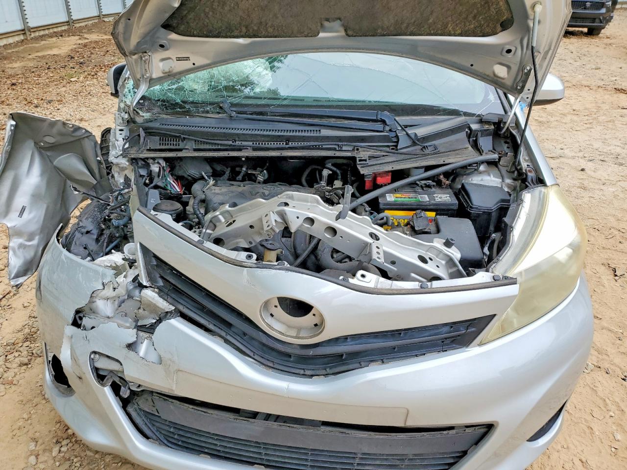 TOYOTA YARIS 2013 — 12