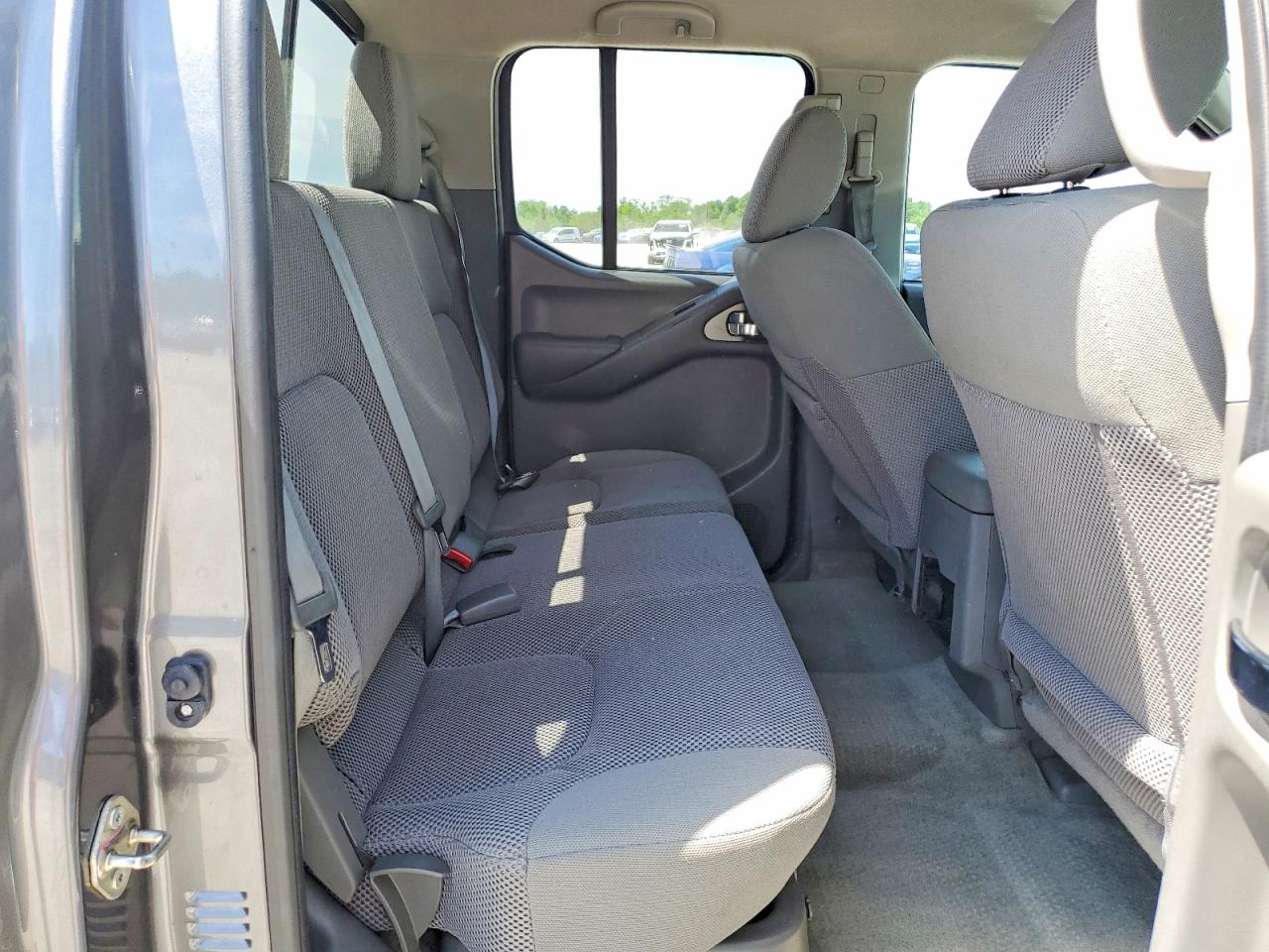 NISSAN FRONTIER 2016 — 11
