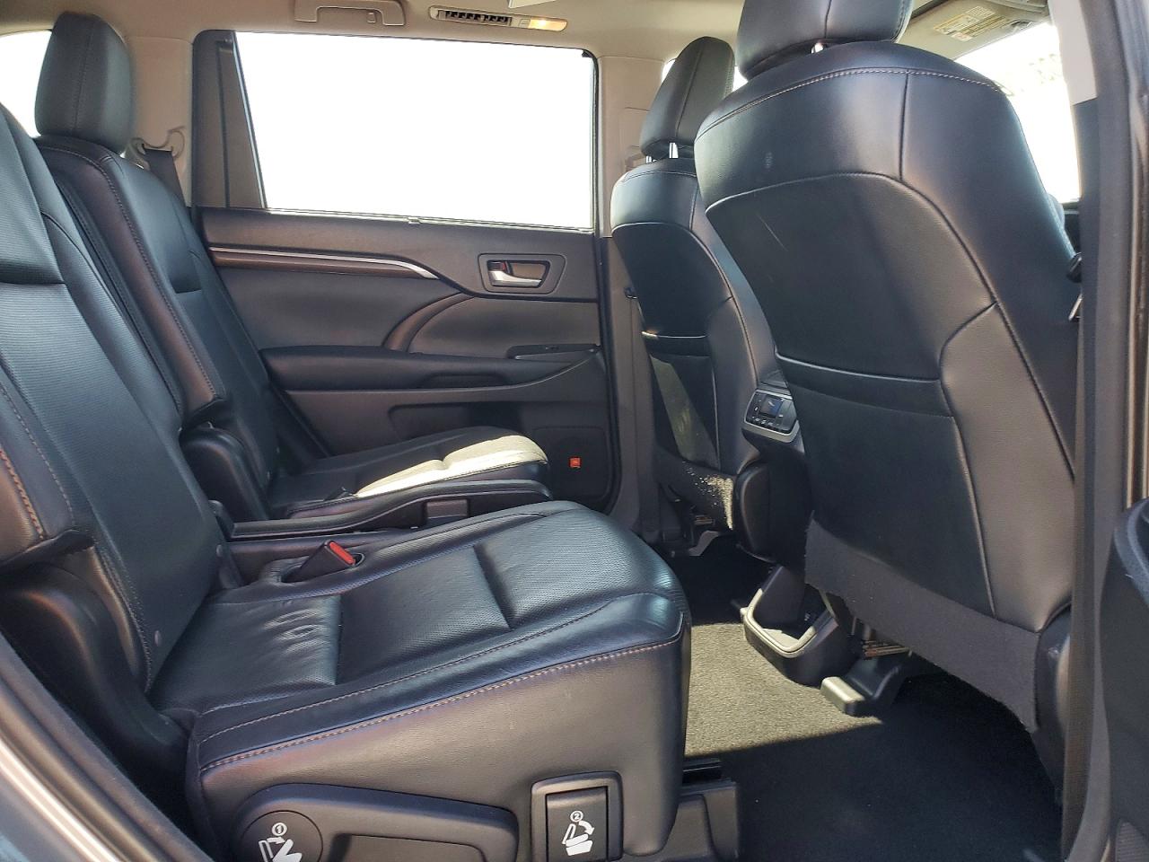 TOYOTA HIGHLANDER 2015 — 12