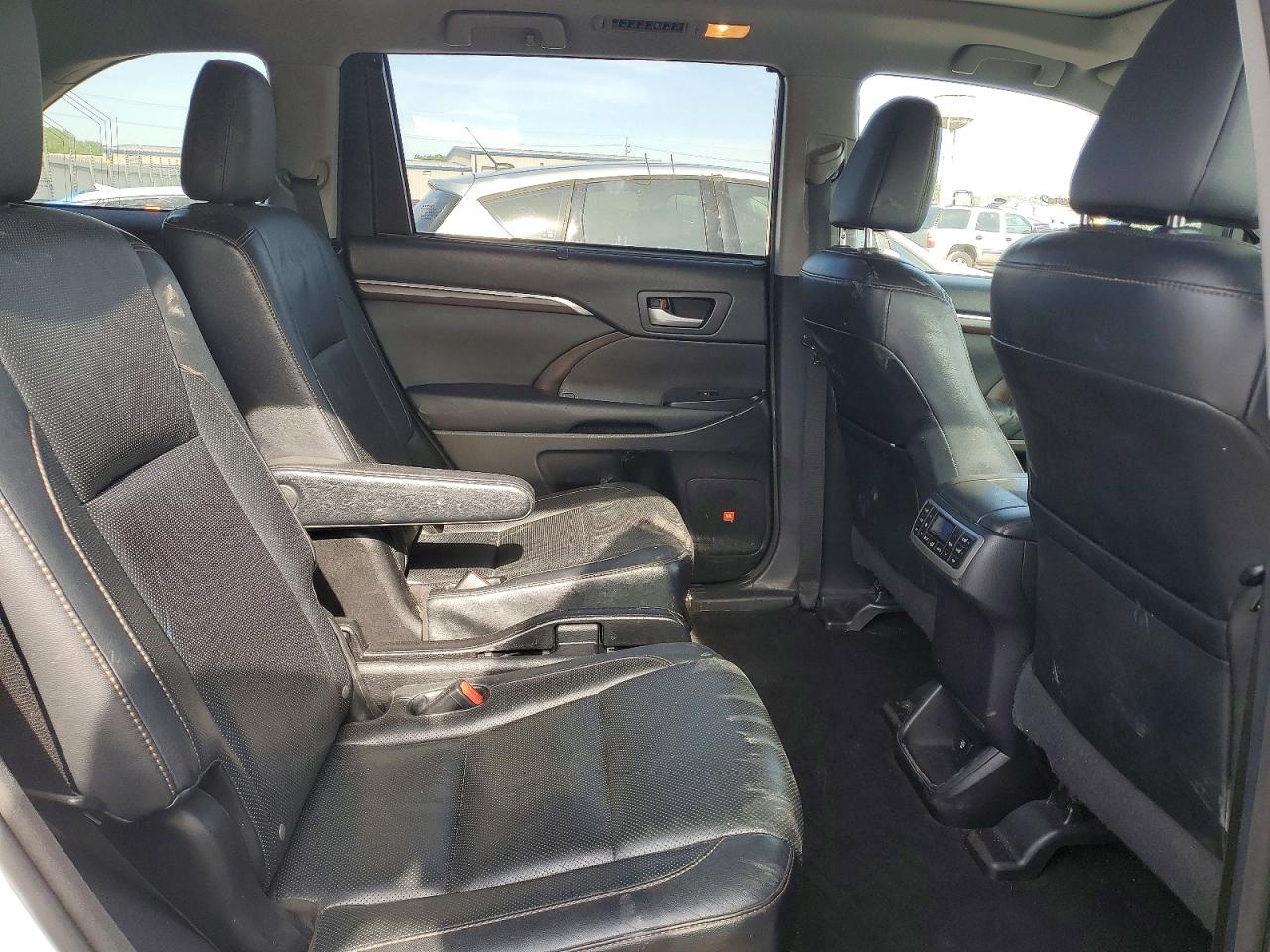 TOYOTA HIGHLANDER 2015 — 12