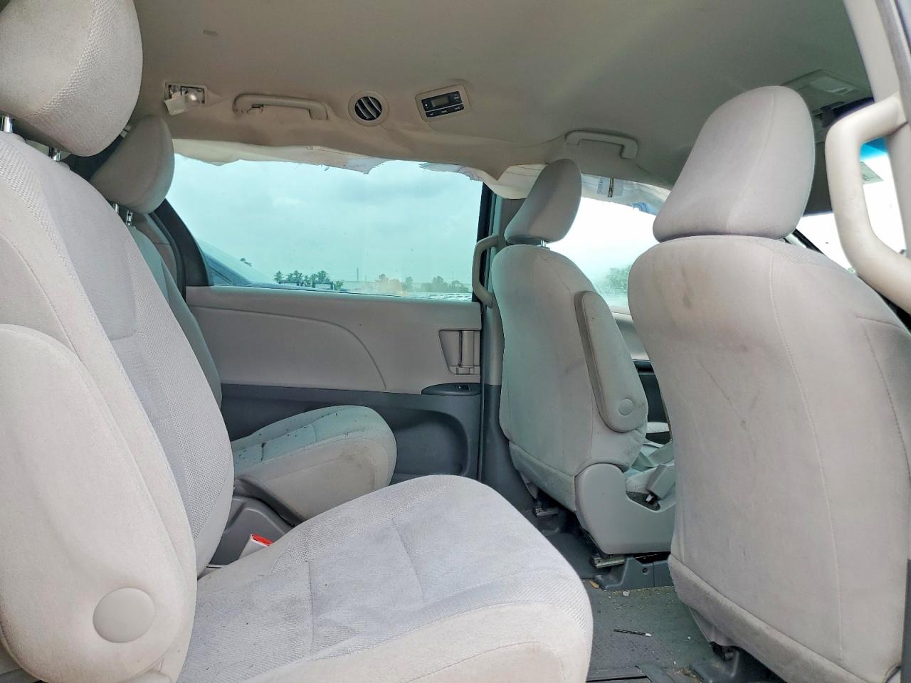TOYOTA SIENNA 2015 — 11
