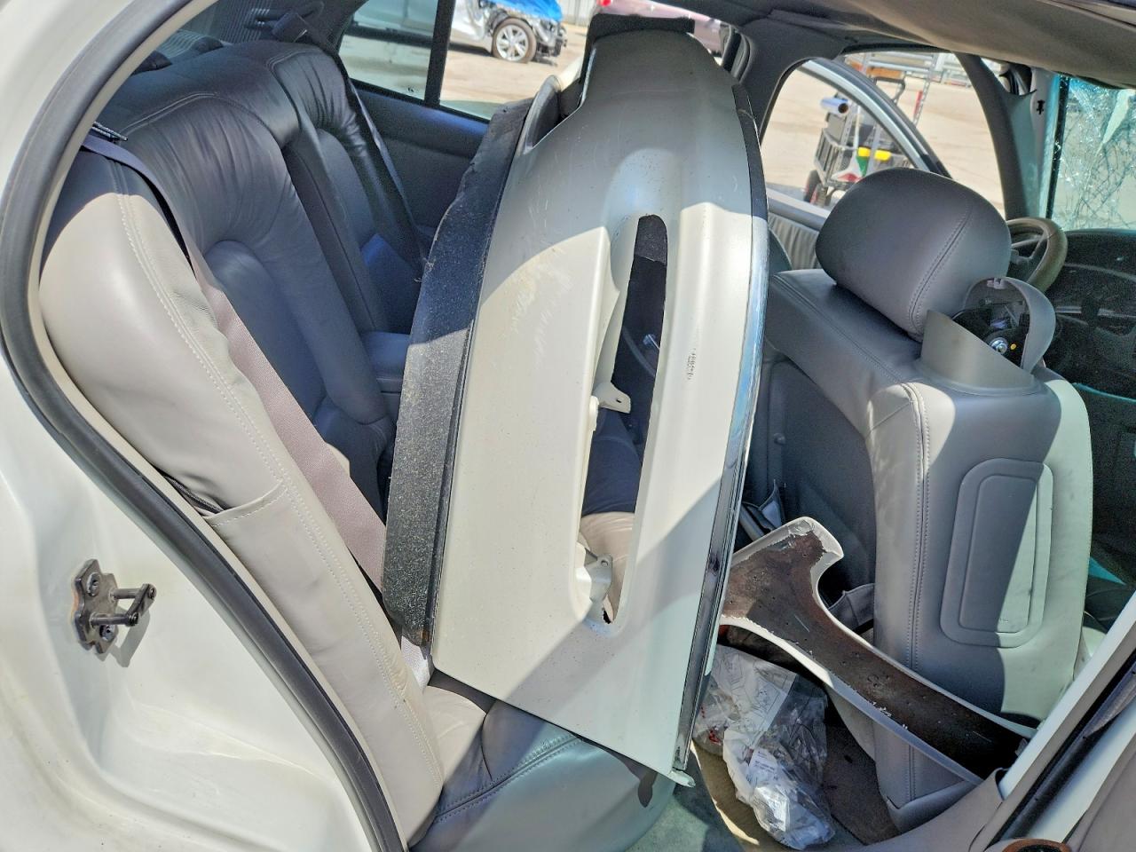 BUICK PARK AVENUE 2000 — 11