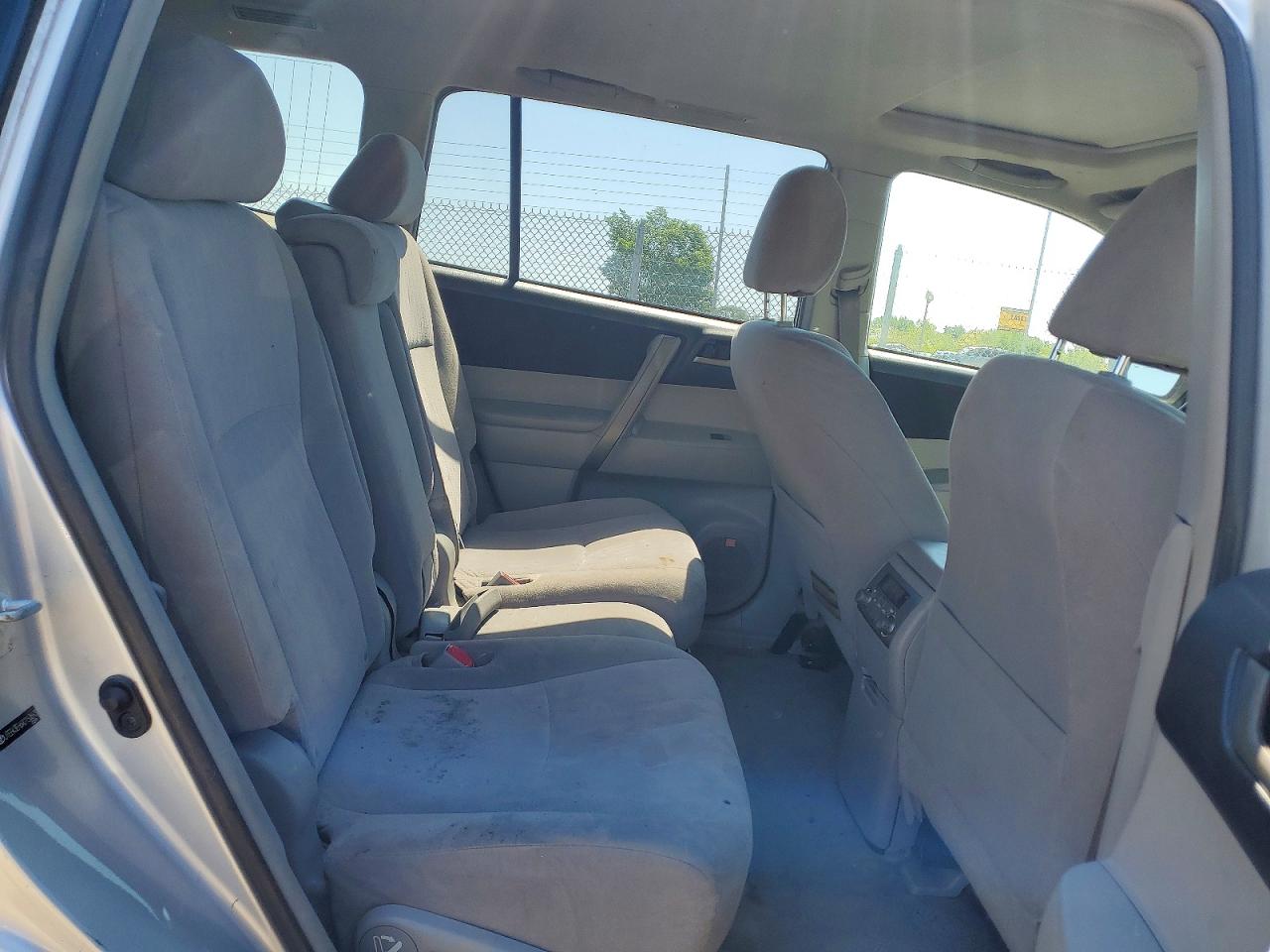 TOYOTA HIGHLANDER 2010 — 12
