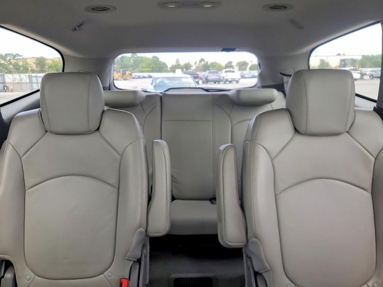 CHEVROLET TRAVERSE 2010 — 11