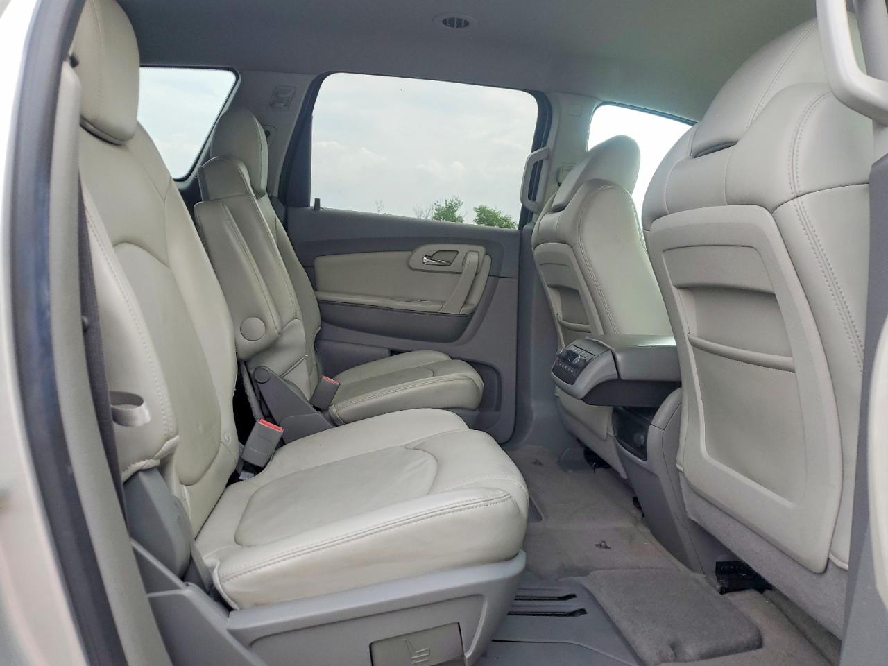 CHEVROLET TRAVERSE 2010 — 12