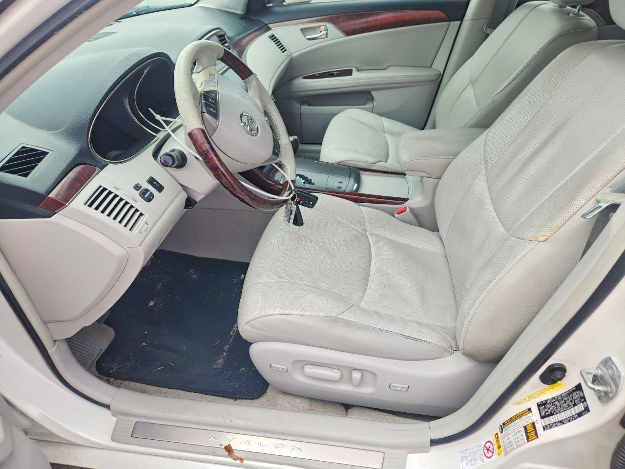 TOYOTA AVALON 2011 — 8