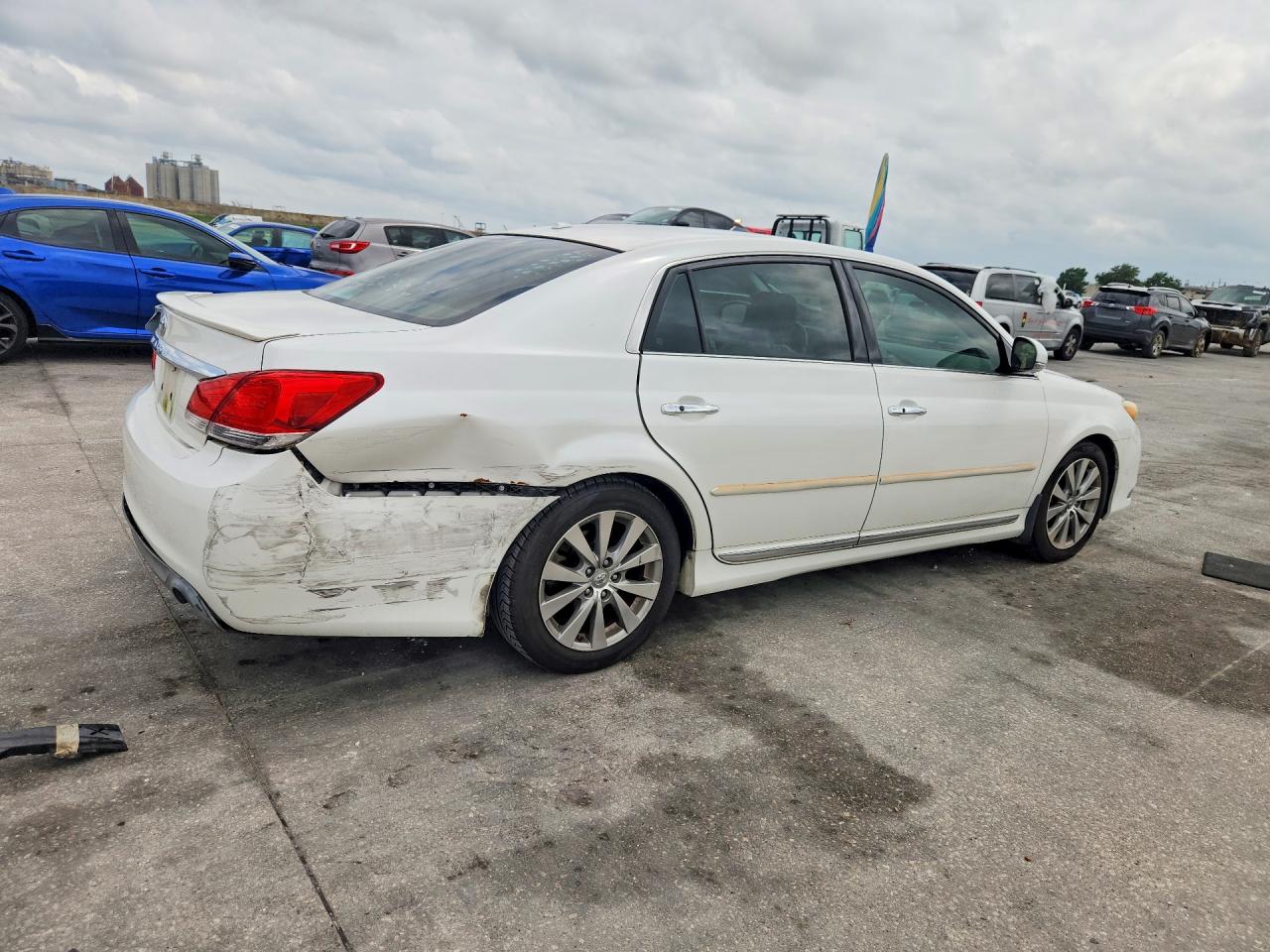 TOYOTA AVALON 2011 — 4
