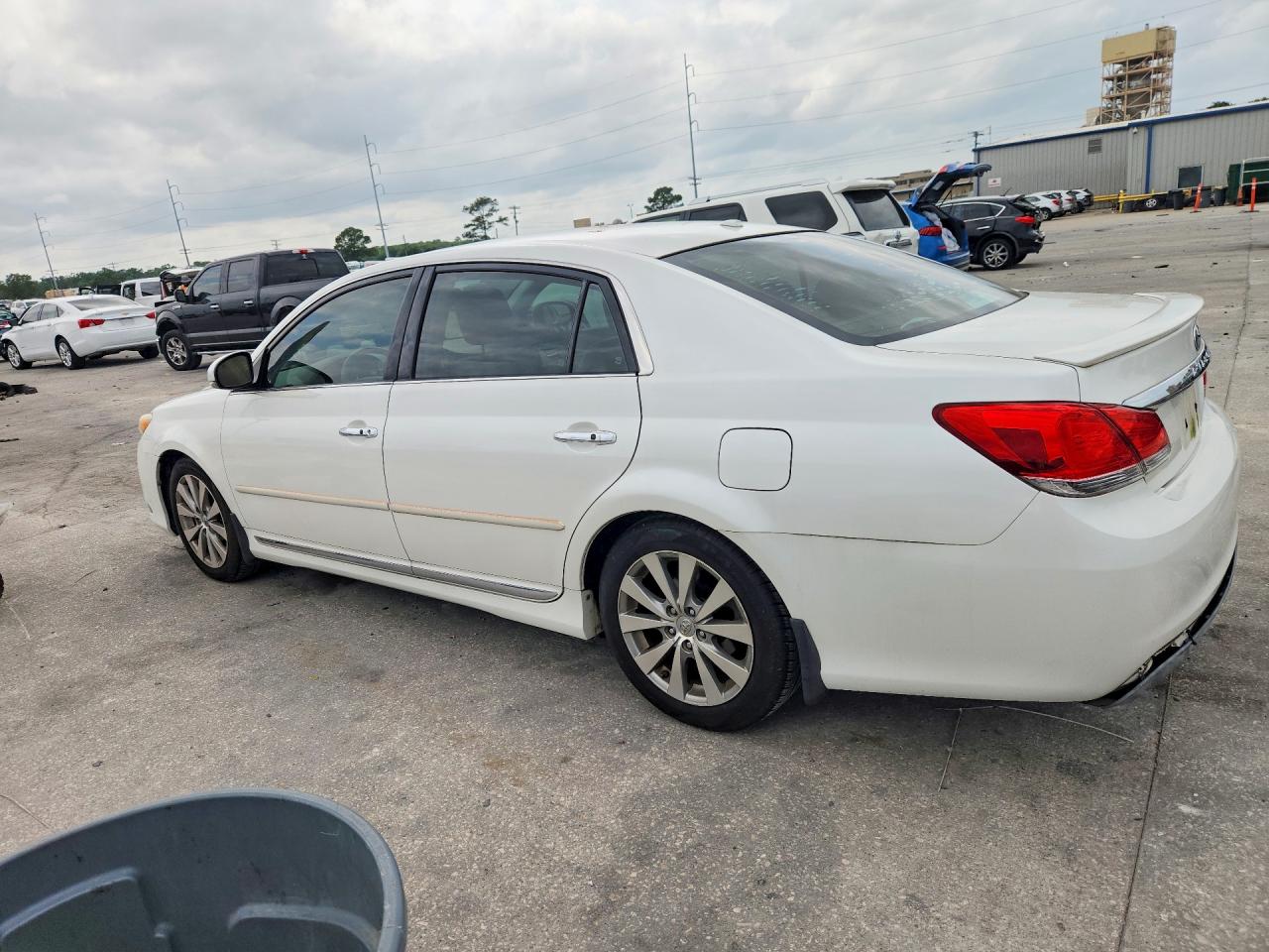 TOYOTA AVALON 2011 — 3