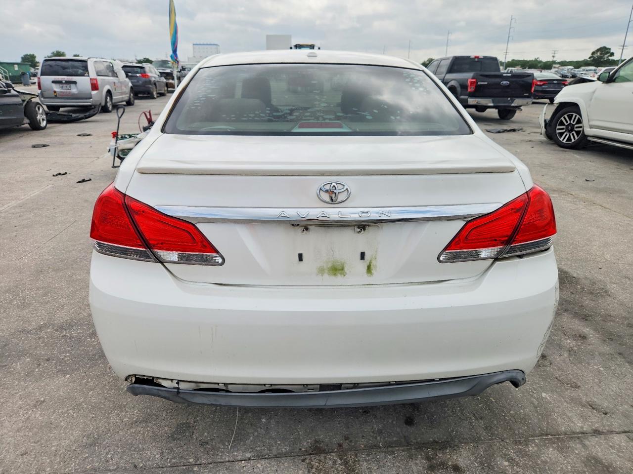 TOYOTA AVALON 2011 — 7