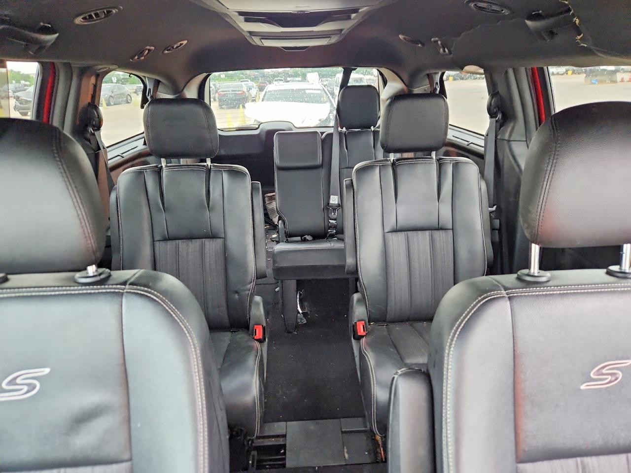 CHRYSLER TOWN & COUNTRY 2015 — 11