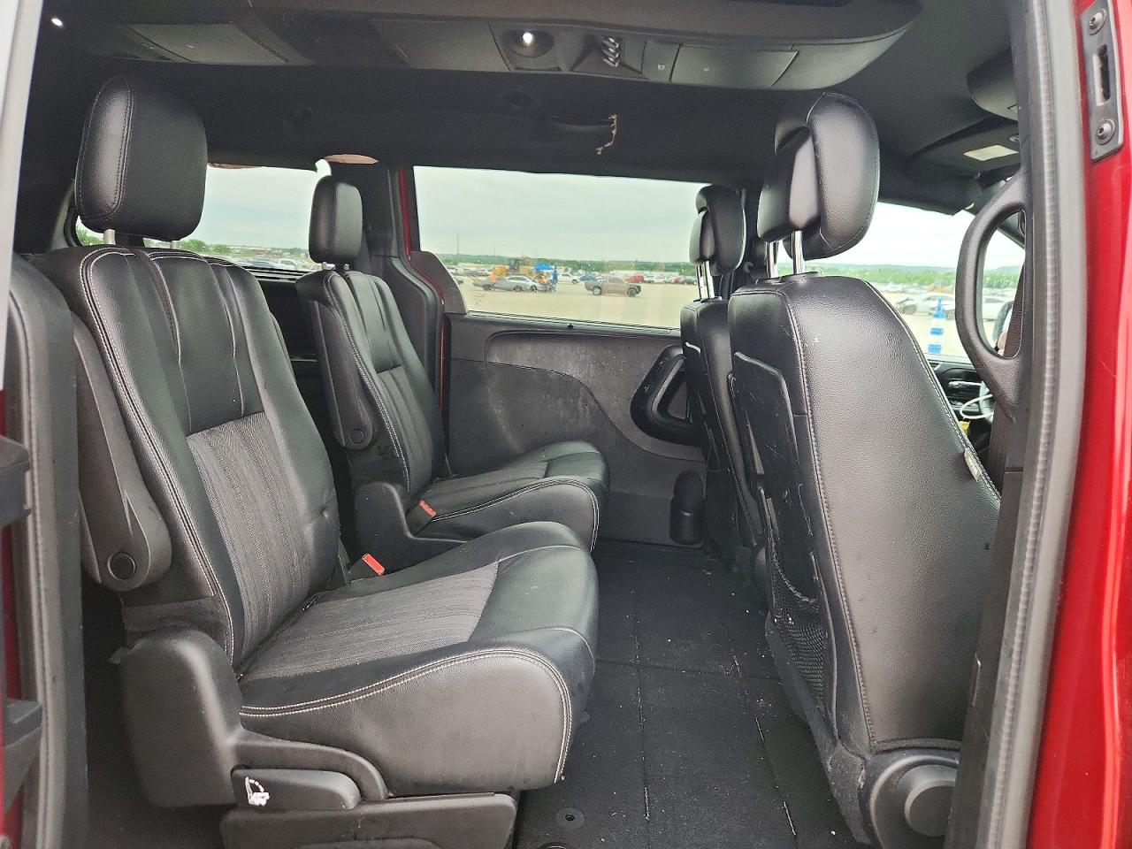 CHRYSLER TOWN & COUNTRY 2015 — 12