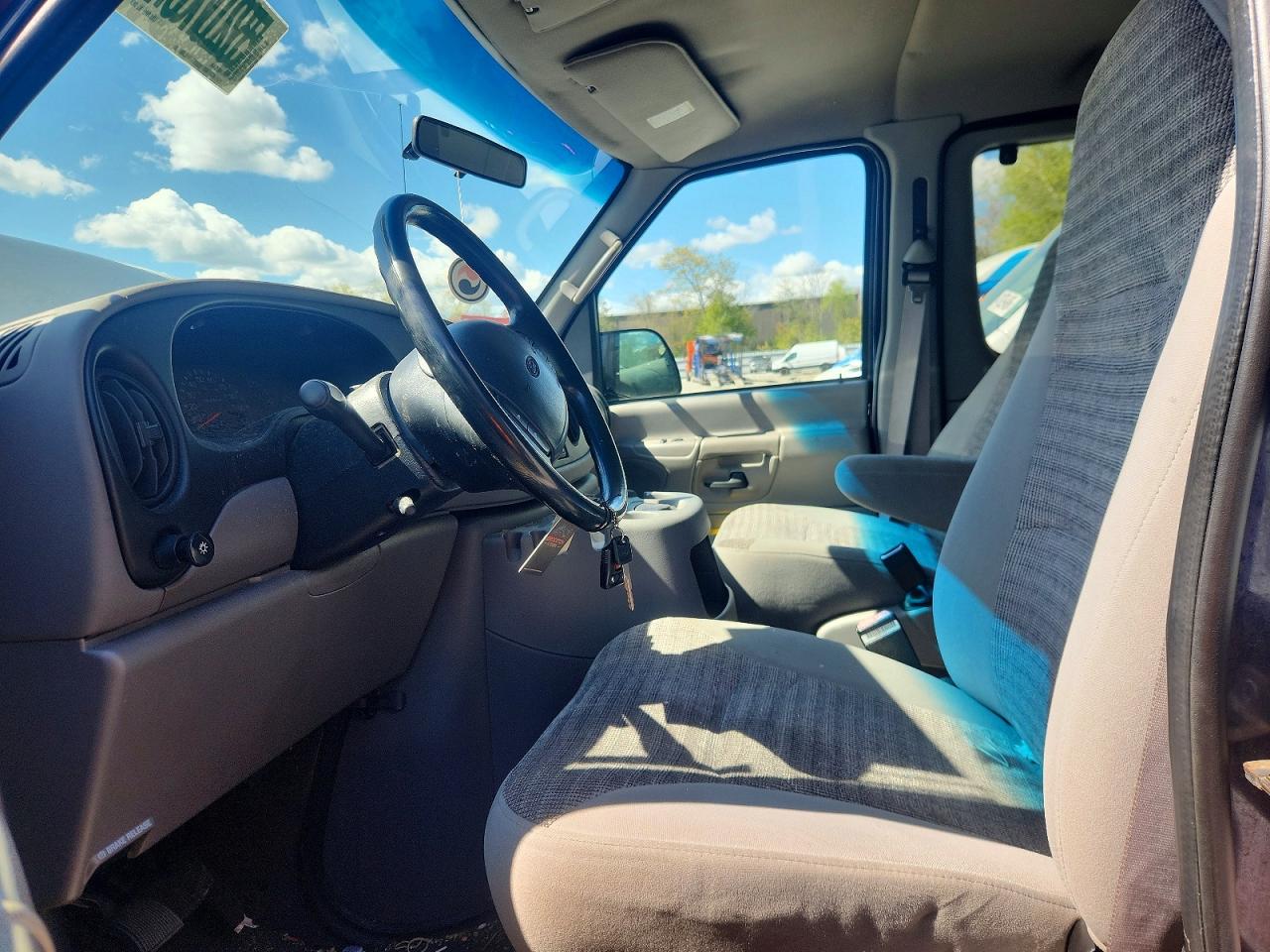 FORD ECONOLINE 2001 — 8