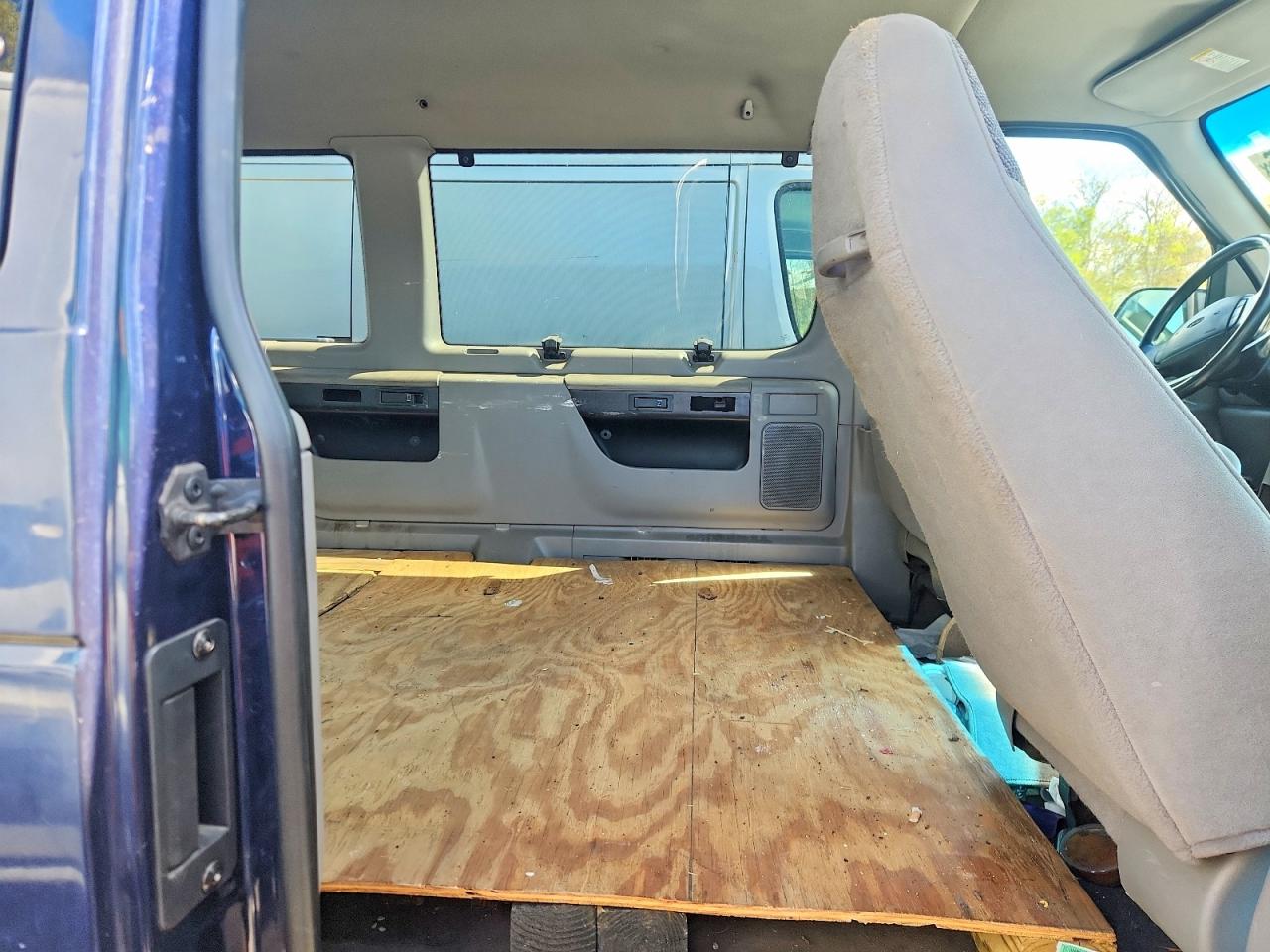 FORD ECONOLINE 2001 — 11