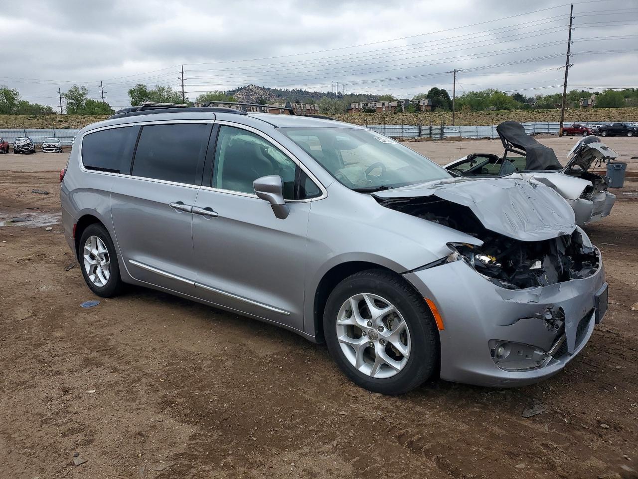 CHRYSLER PACIFICA 2017 — 5