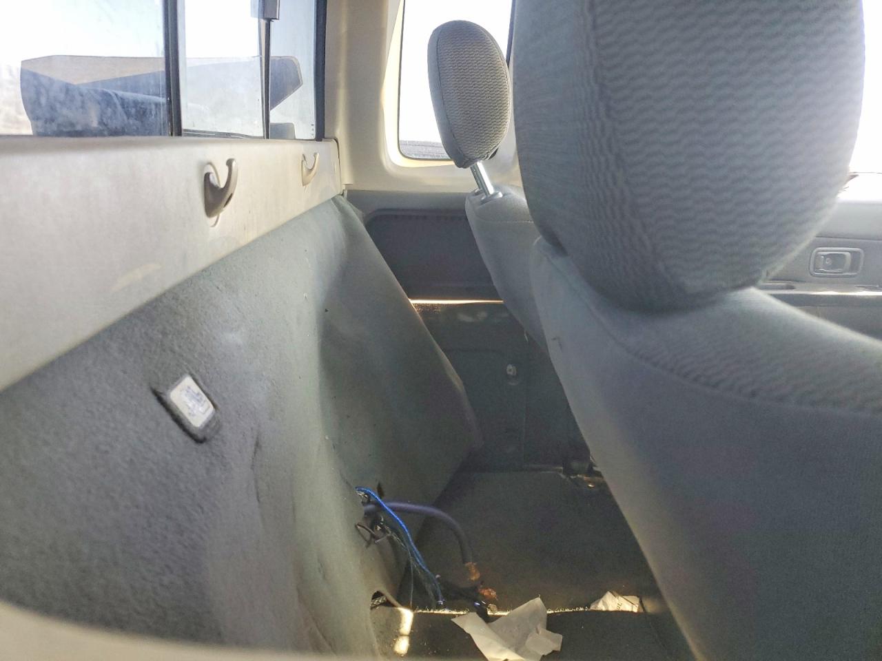NISSAN FRONTIER 2004 — 11
