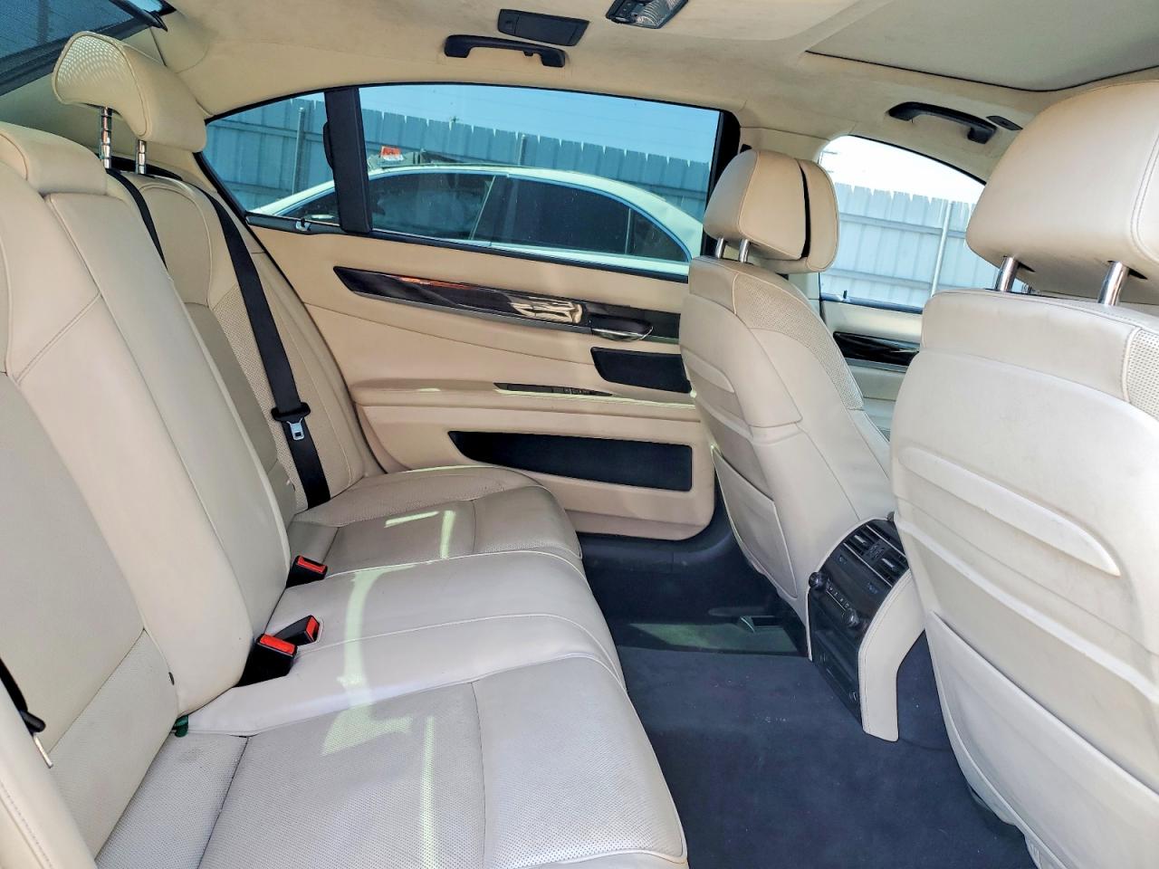 BMW 750 2015 — 11