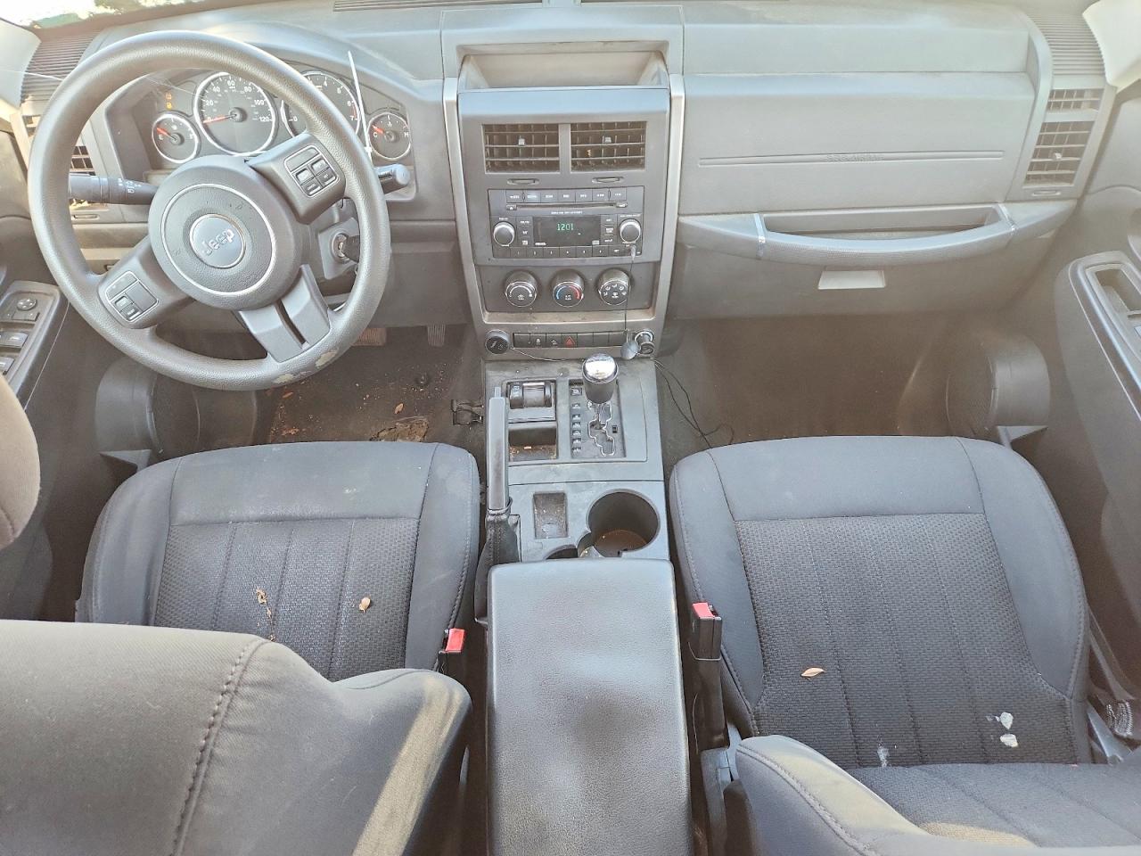 JEEP LIBERTY 2012 — 9
