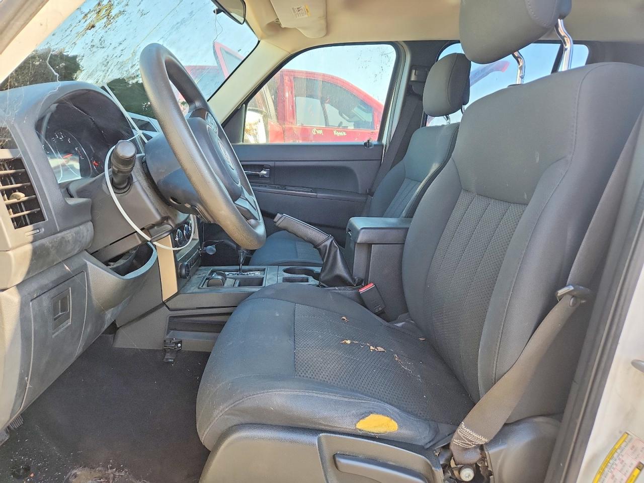 JEEP LIBERTY 2012 — 8