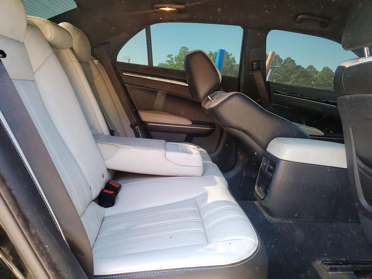 CHRYSLER 300 2021 — 11