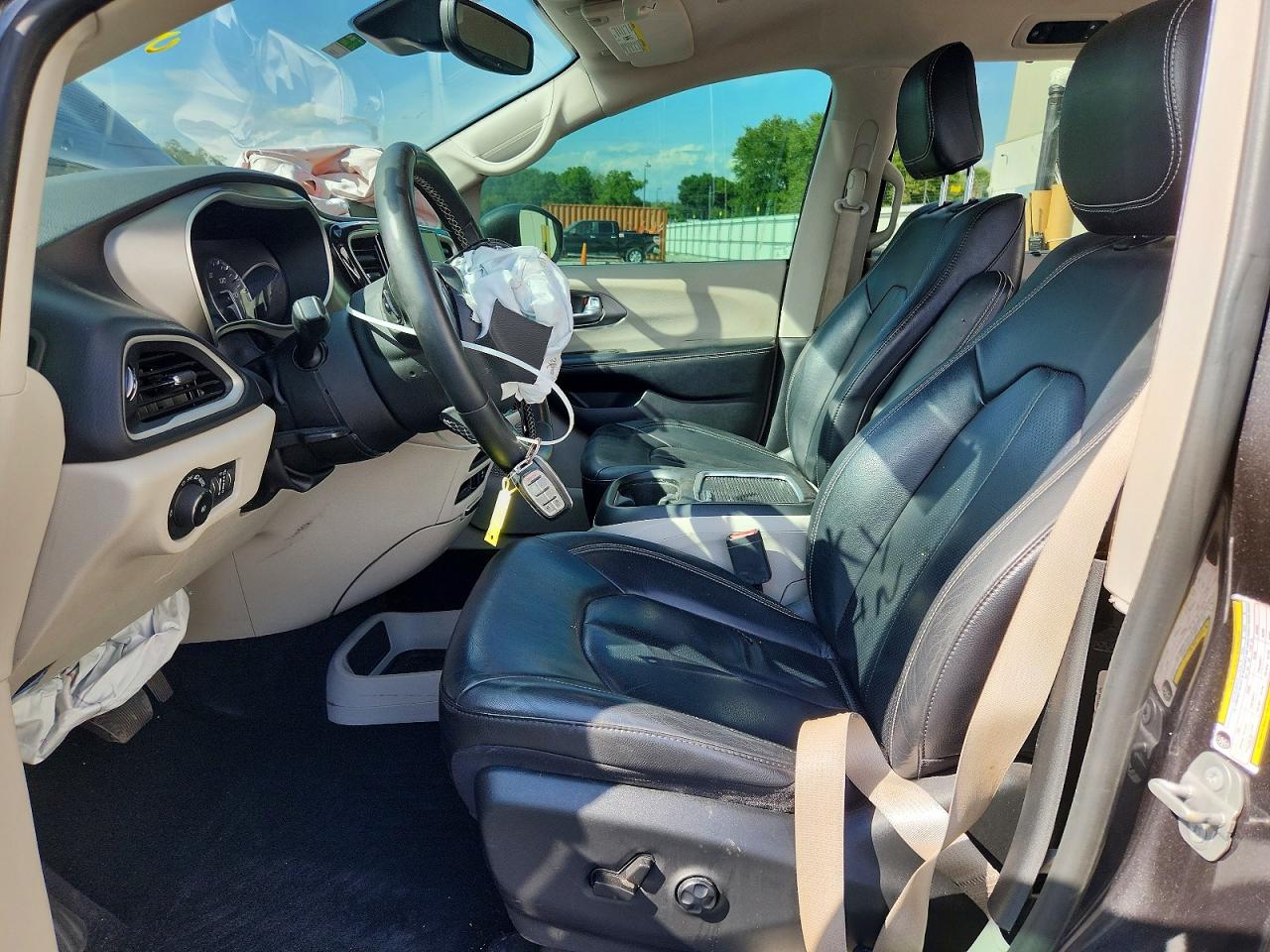 CHRYSLER PACIFICA 2022 — 8