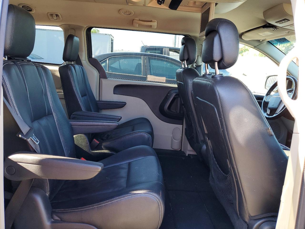 CHRYSLER TOWN & COUNTRY 2016 — 12