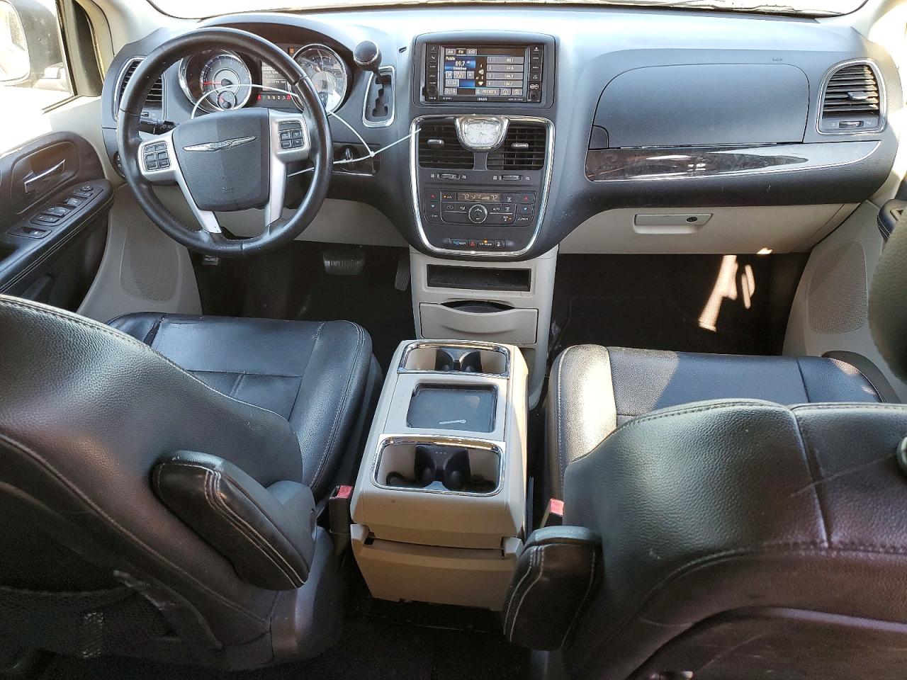 CHRYSLER TOWN & COUNTRY 2016 — 9