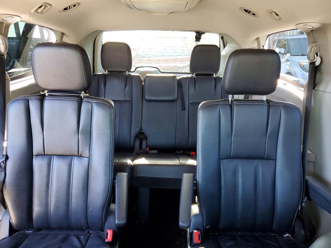 CHRYSLER TOWN & COUNTRY 2016 — 11
